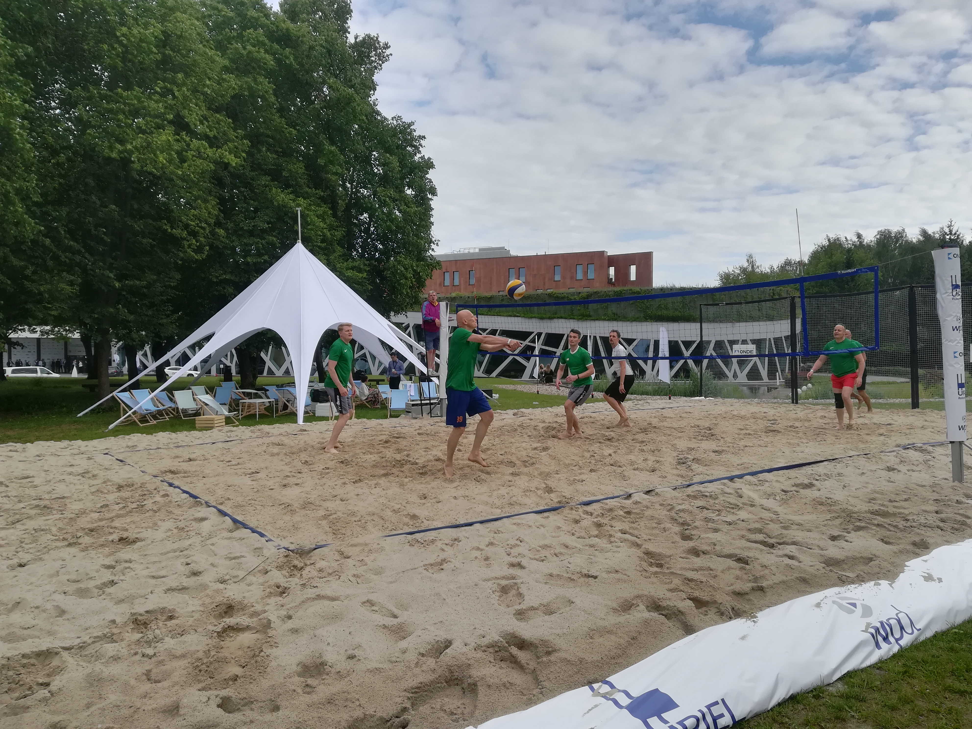 Turniej siatkówki plażowej i koszykówki 3x3 podczas konferencji branżowej